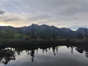早朝、池に映る槍ヶ岳。前夜に前泊して朝一番に登る登山者の視点