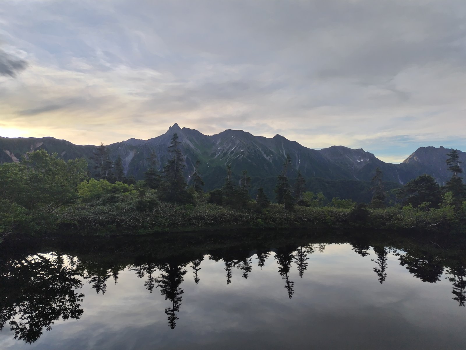 早朝、池に映る槍ヶ岳。前夜に前泊して朝一番に登る登山者の視点