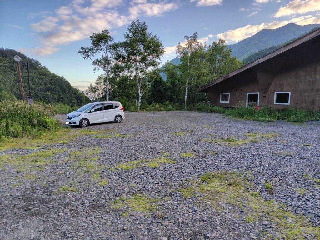コガラ登山口の駐車場(キャンプサイト併設)