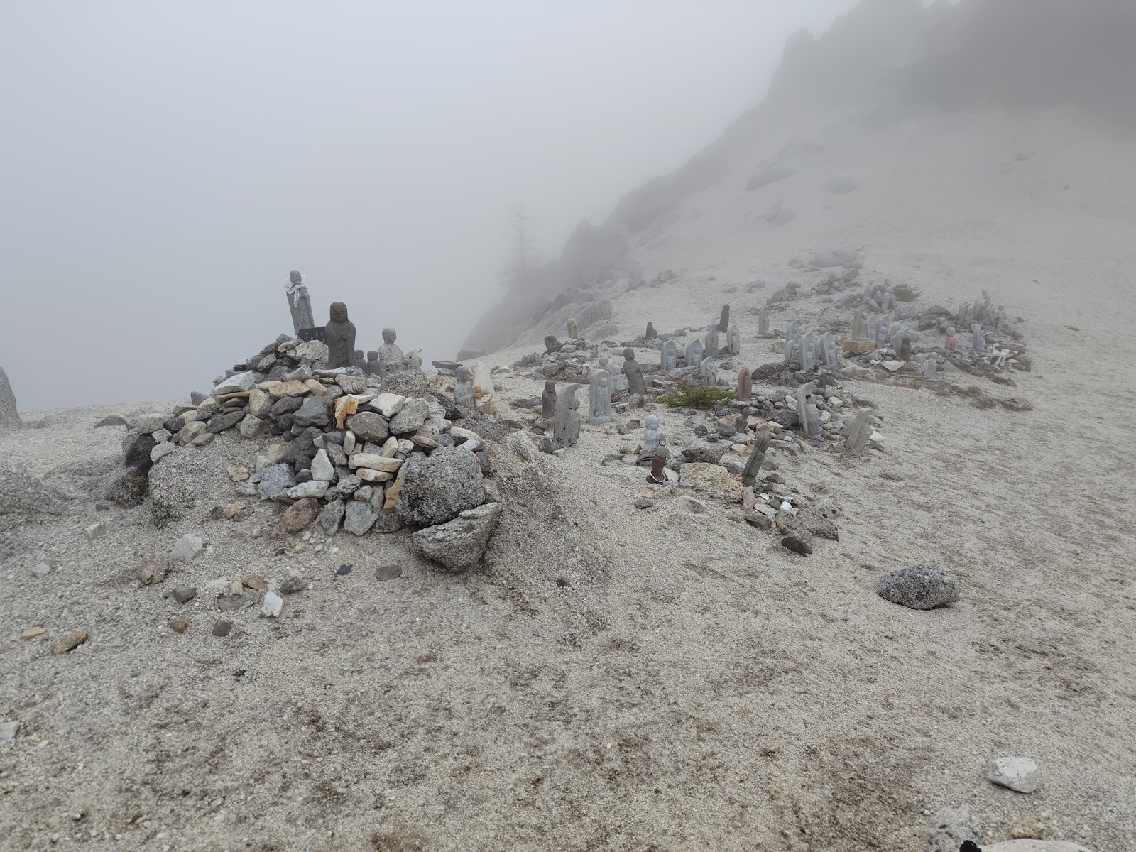 地蔵岳山頂付近に並ぶ地蔵群(賽の河原)