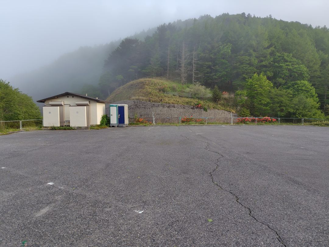 扉峠の登山者用駐車場