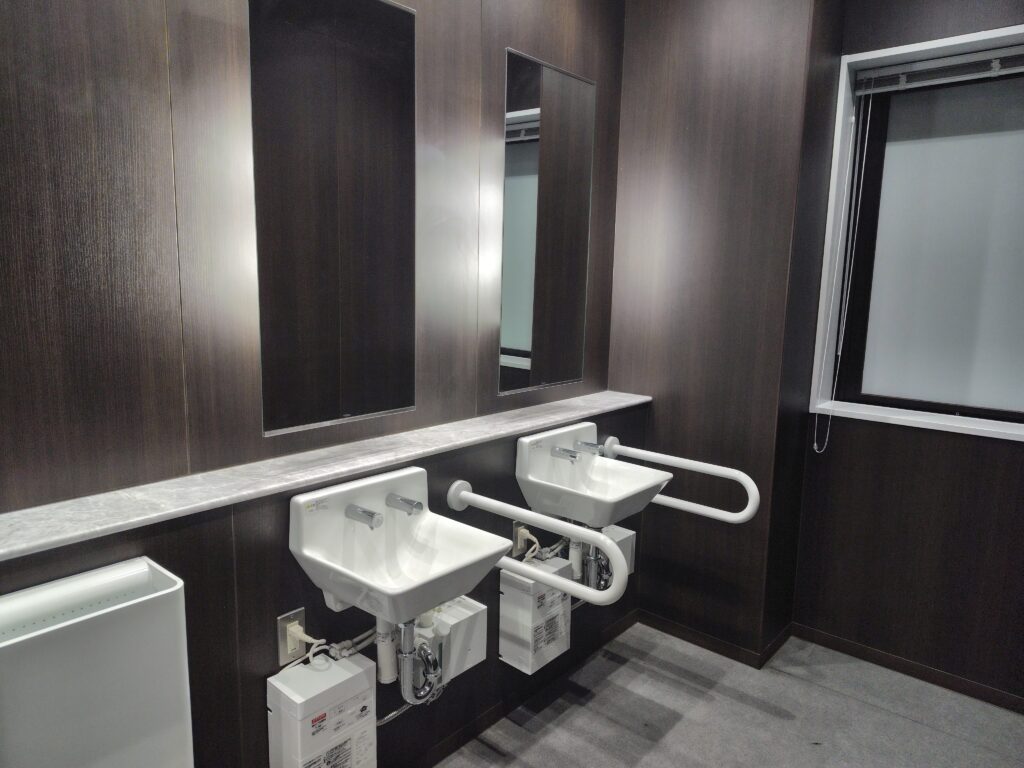 道の駅 にしじま和紙の里かみすきパークのトイレ内の様子