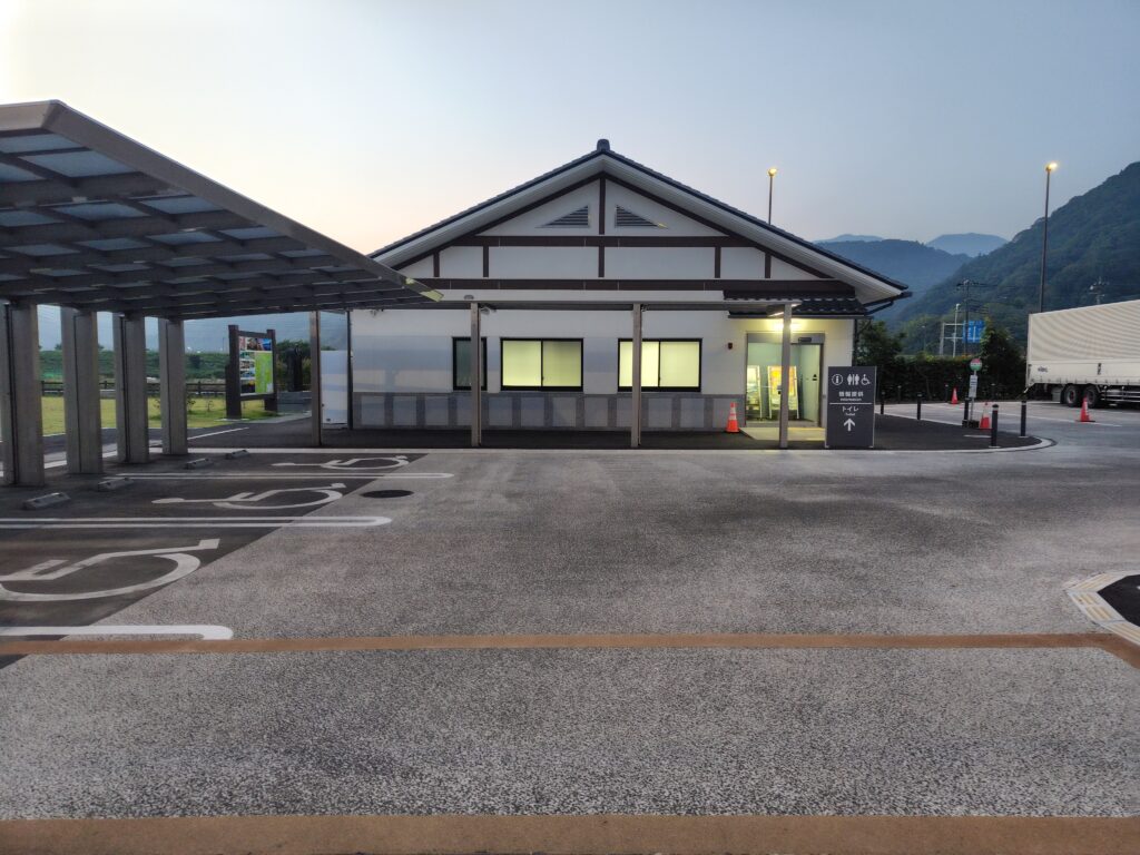 道の駅 にしじま和紙の里かみすきパークのトイレ外観