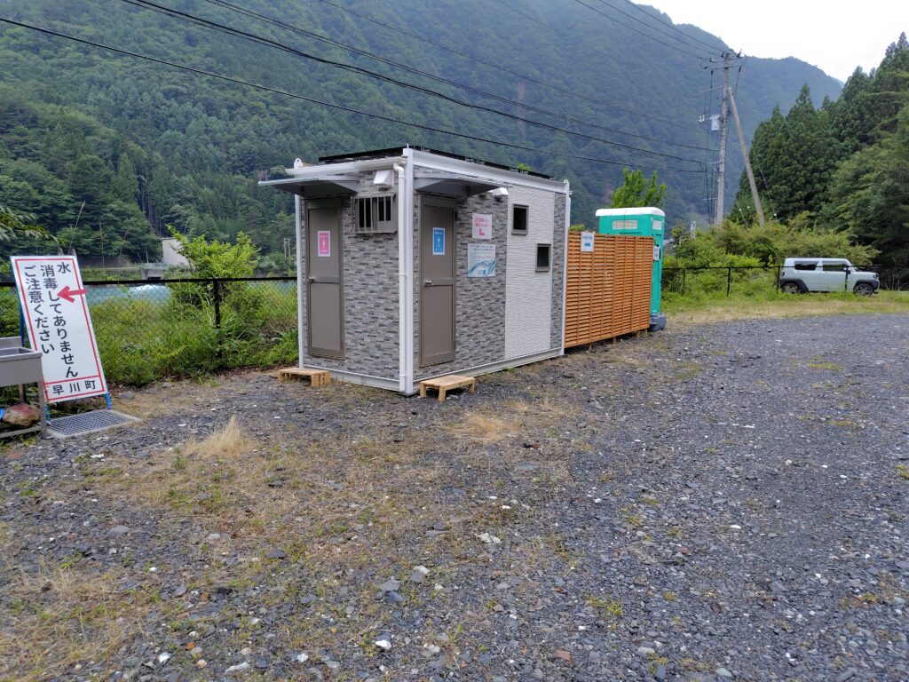 奈良田駐車場のトイレ個室外観