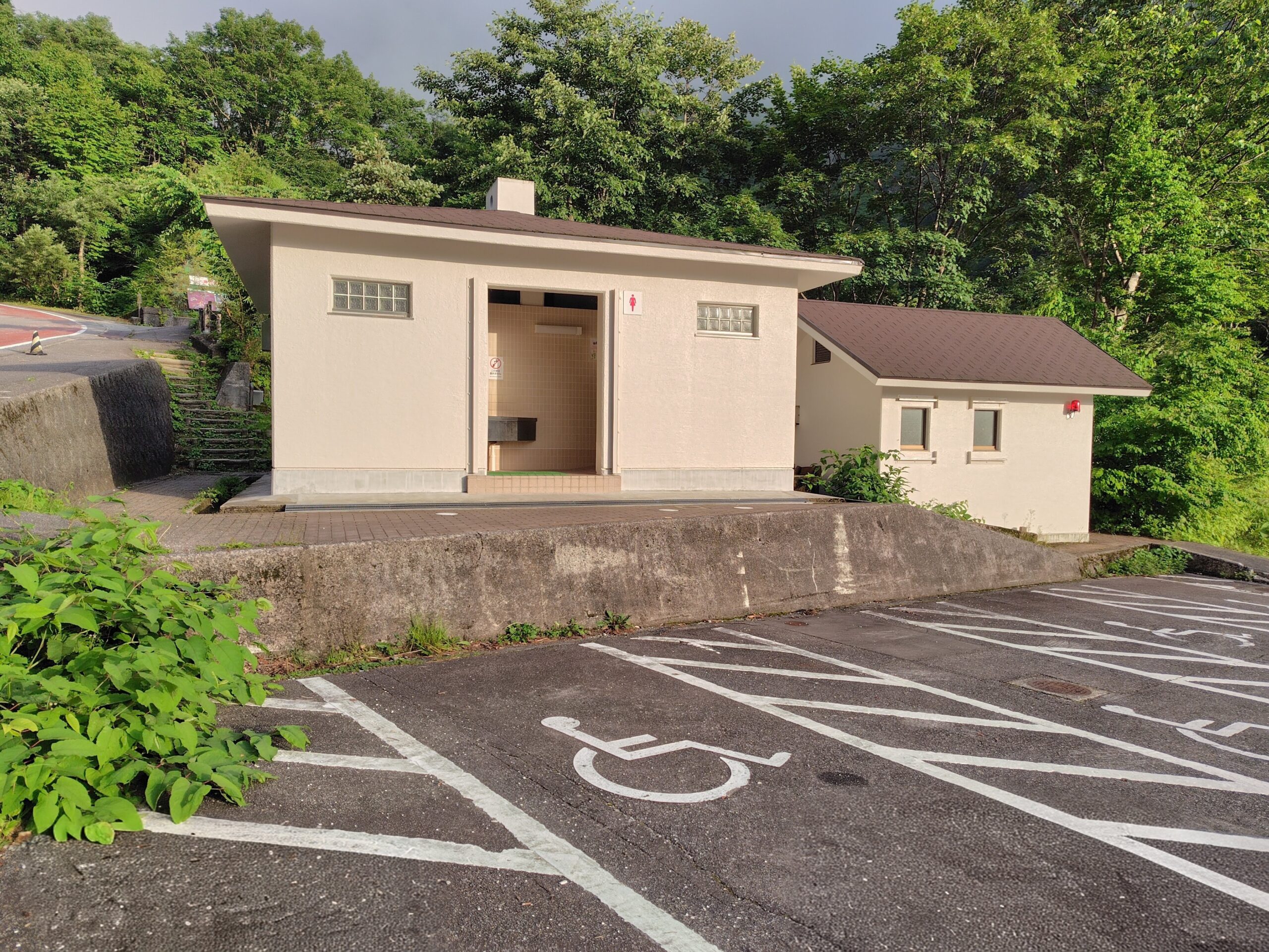 称名平駐車場の24時間利用可能なトイレ外観