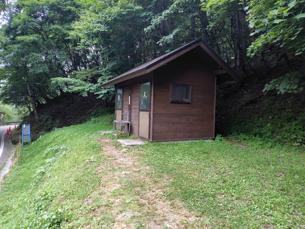 鳥倉登山口駐車場に設置された木造の常設トイレと手洗い場