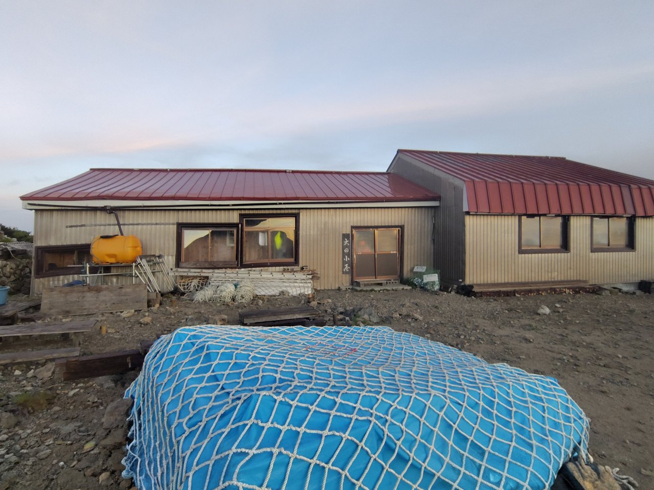 大日尾根上に立つ大日小屋
