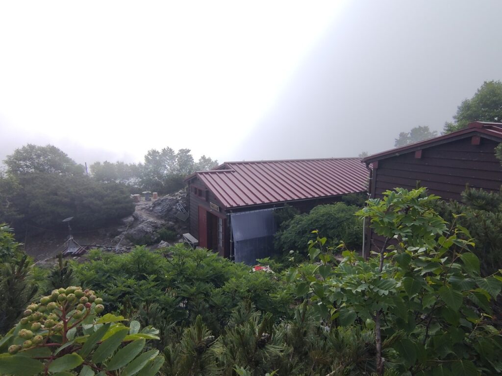 塩見岳の手前に立つ塩見小屋