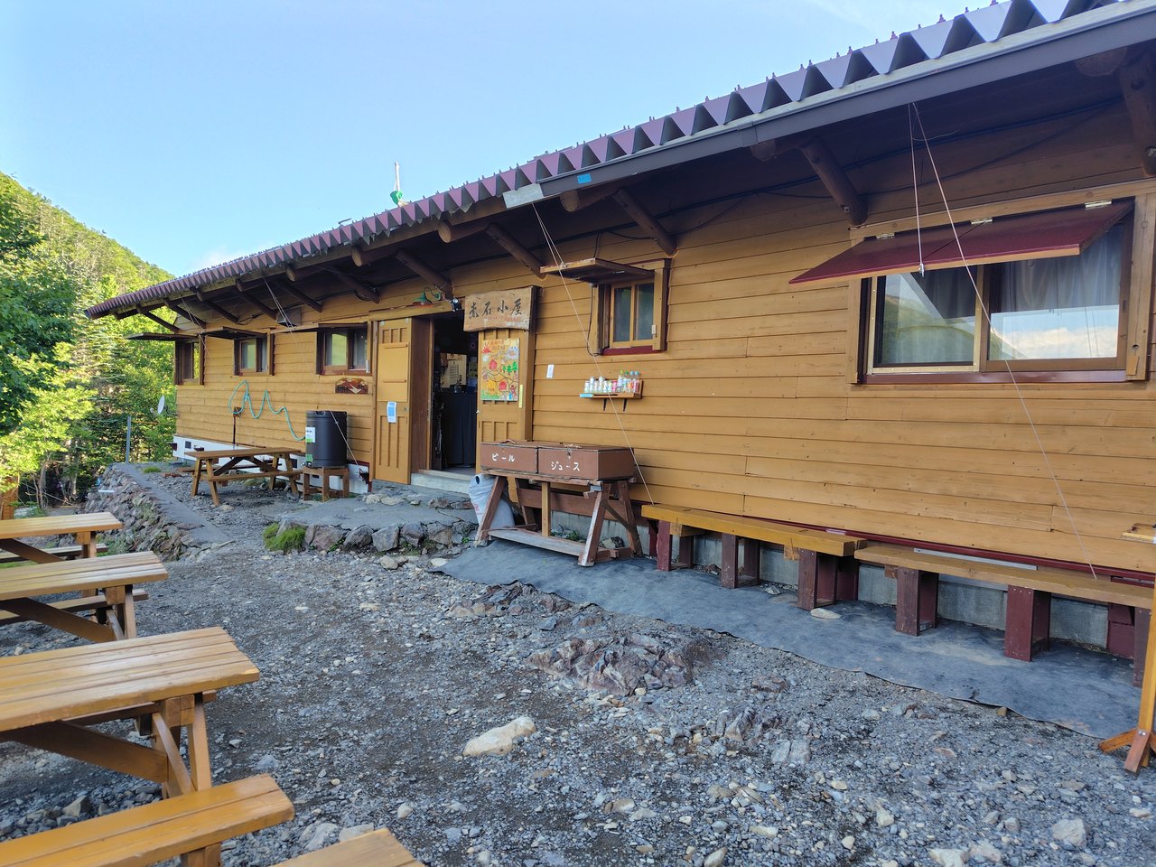 樹林帯を抜けた先に立つ赤石小屋