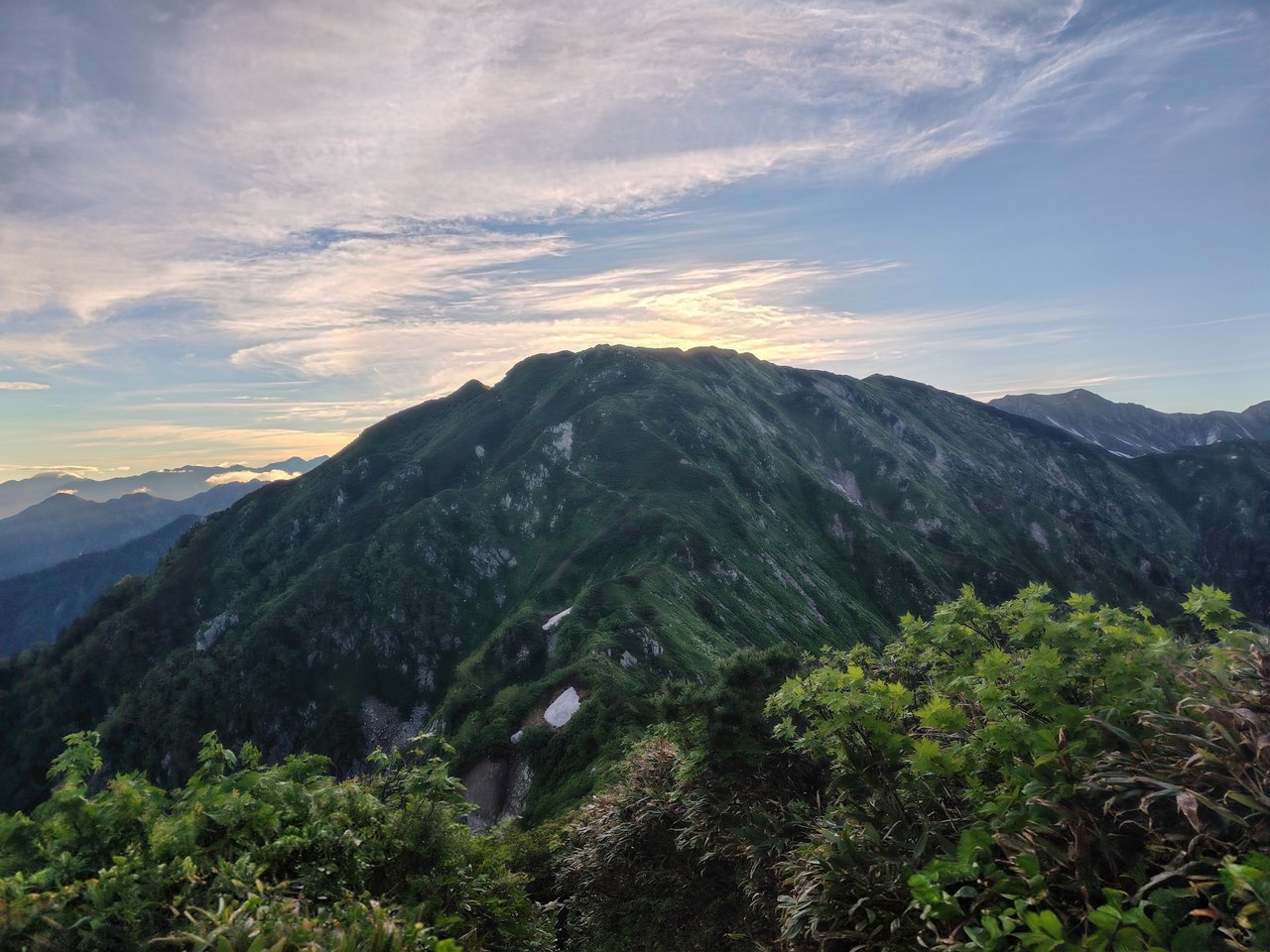 稜線の先に見えてきた奥大日岳