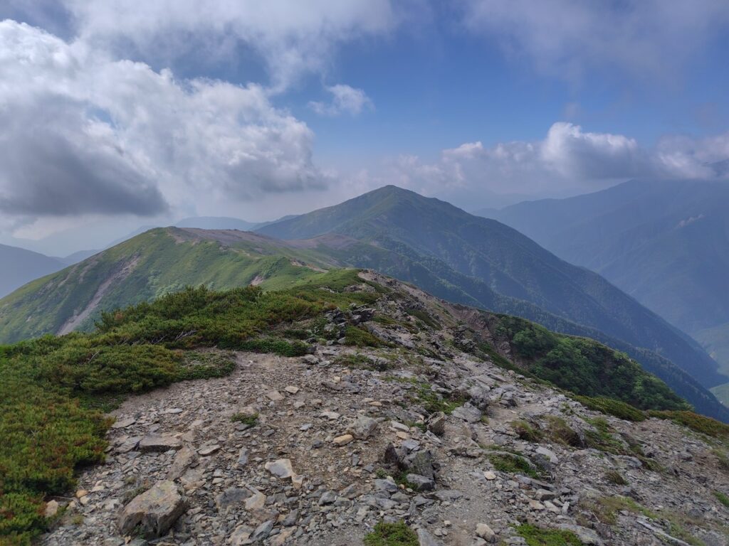 北俣岳から蝙蝠岳へ続くハイマツのない大展望の稜線
