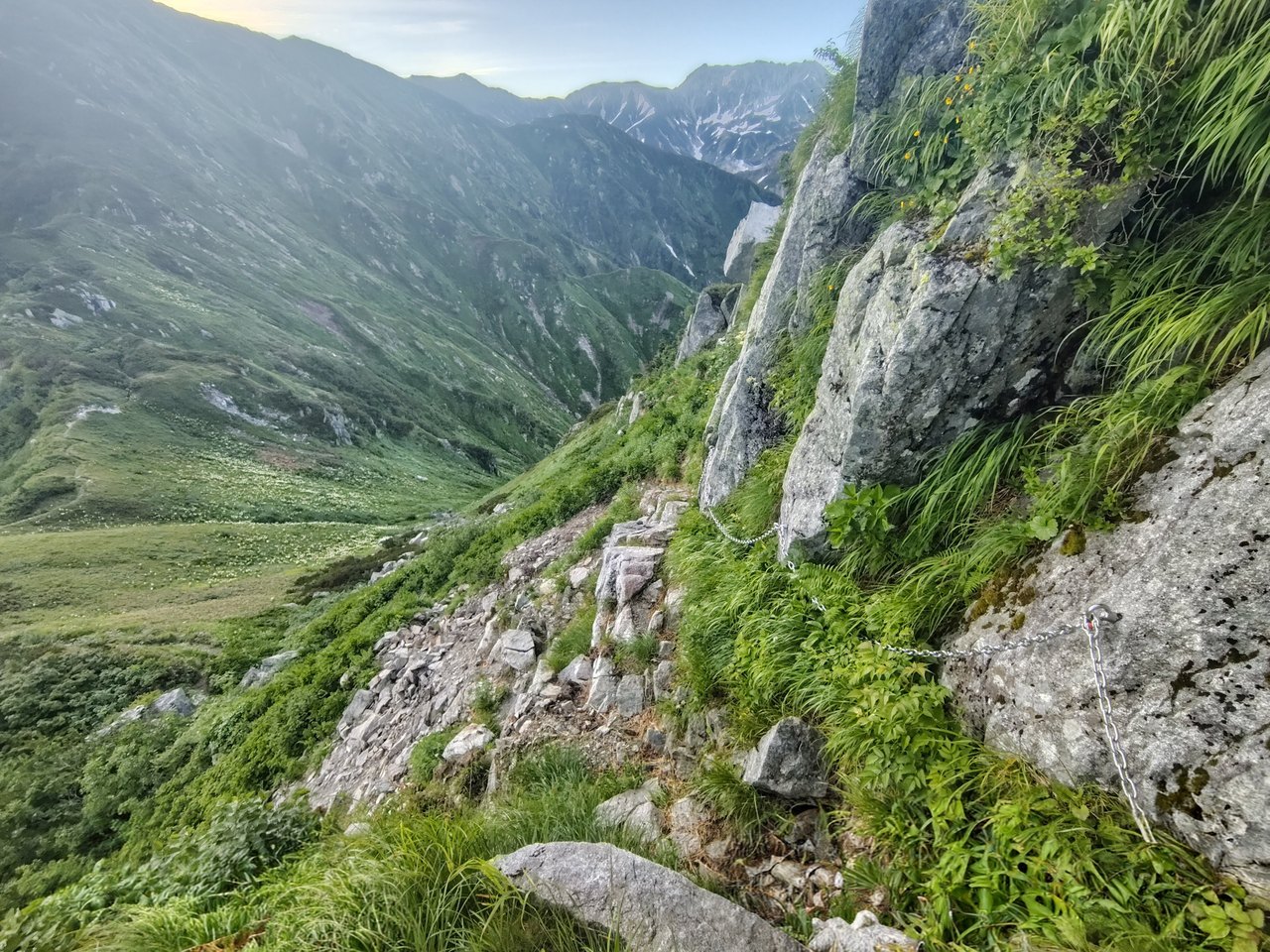 奥大日岳への登山道にある鎖場