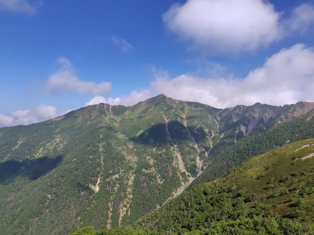 稜線から振り返るとガスが晴れてきた塩見岳