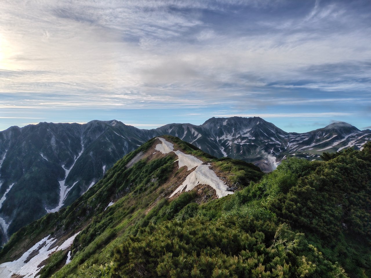 奥大日岳山頂からこれから向かう立山方面