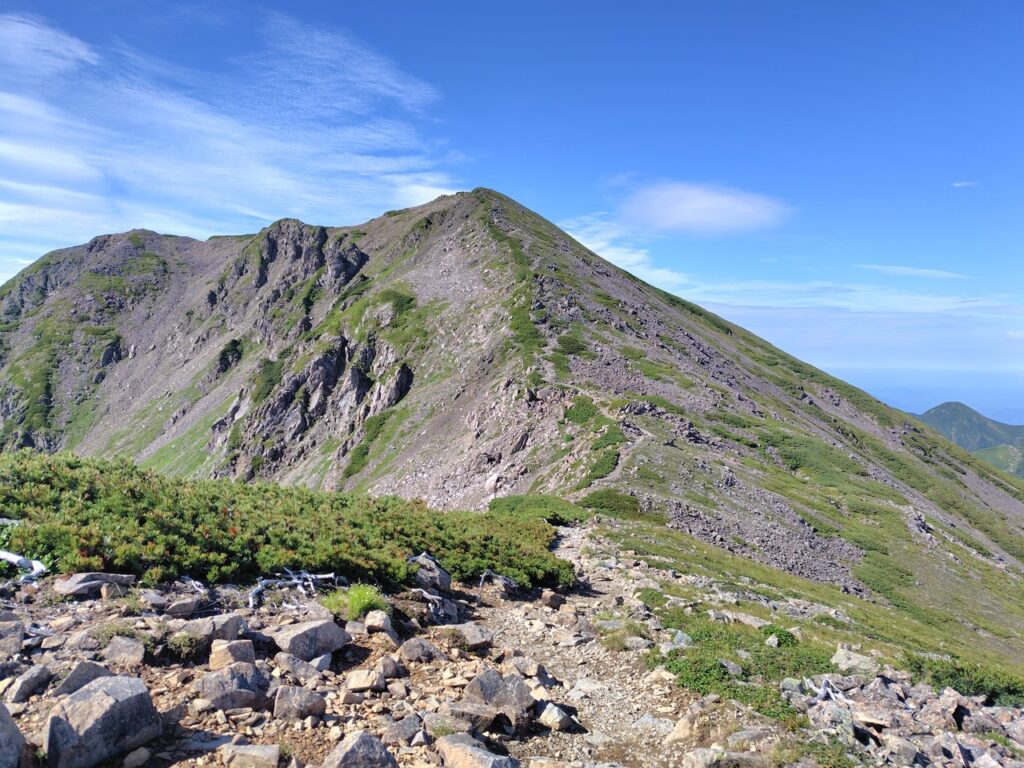 稜線に出た瞬間の赤石岳（強風で一気に冷える）