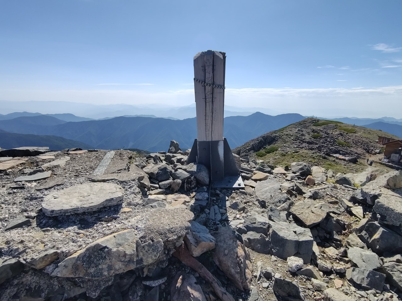 赤石岳の山頂標識(標高3,121m・日本百名山)