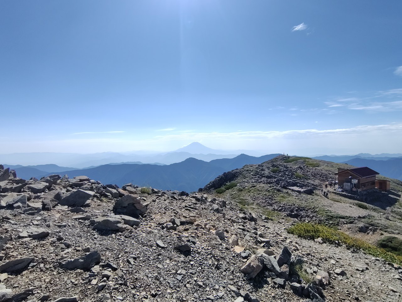 赤石岳山頂から望む富士山