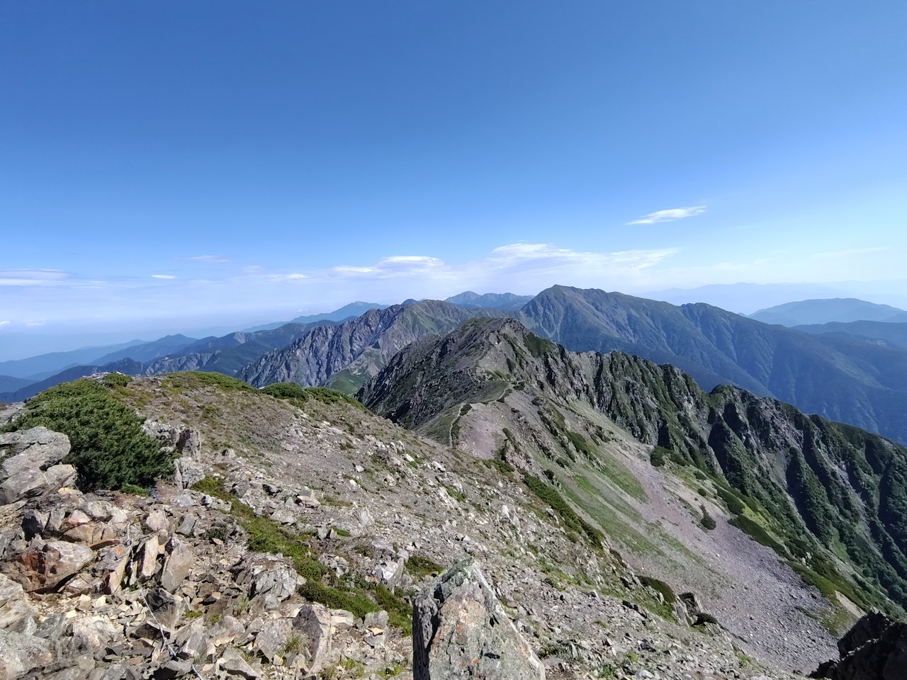 赤石岳山頂から望む悪沢岳・間ノ岳方面
