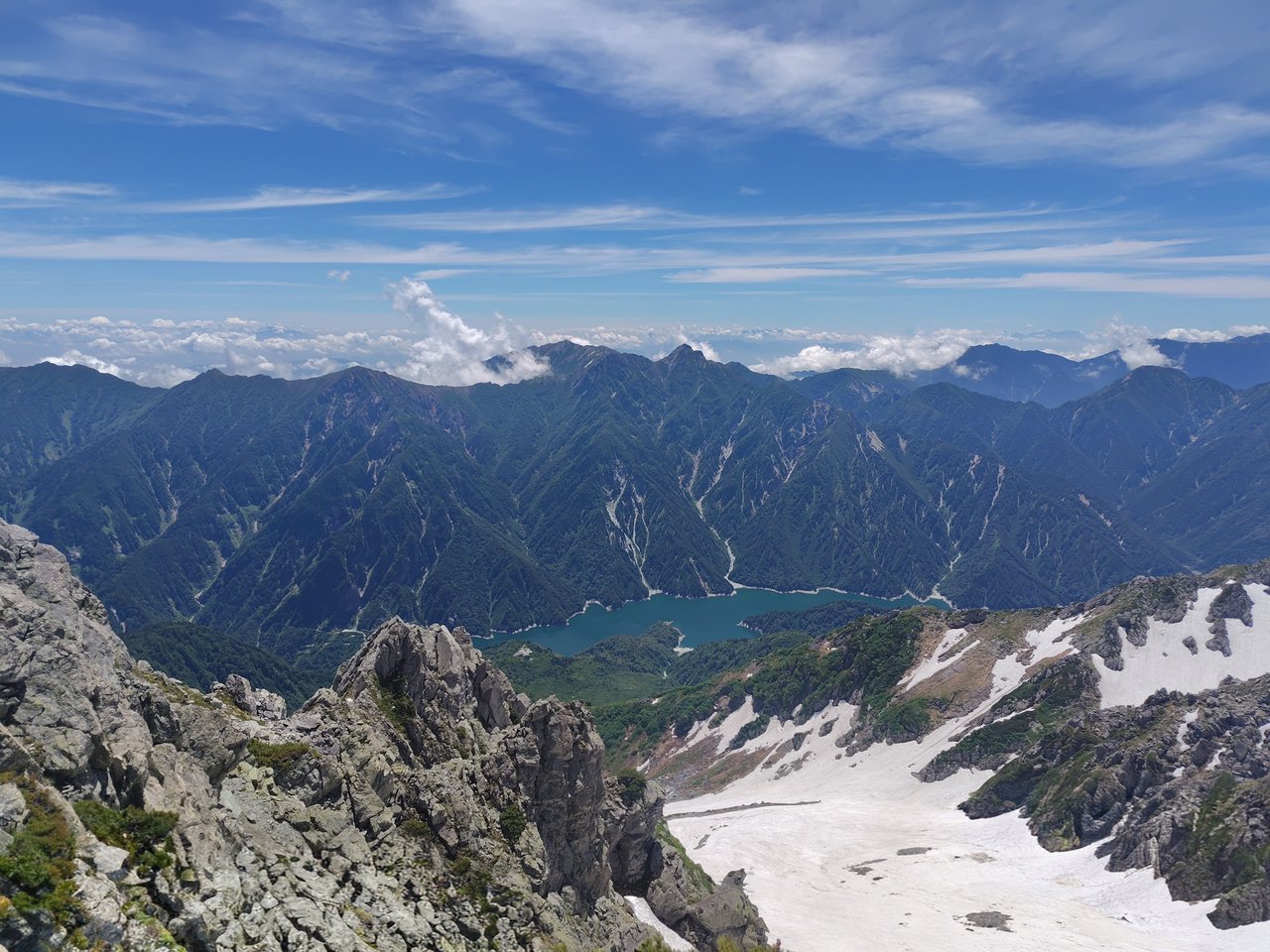 富士ノ折立から望む黒部湖と後立山連峰