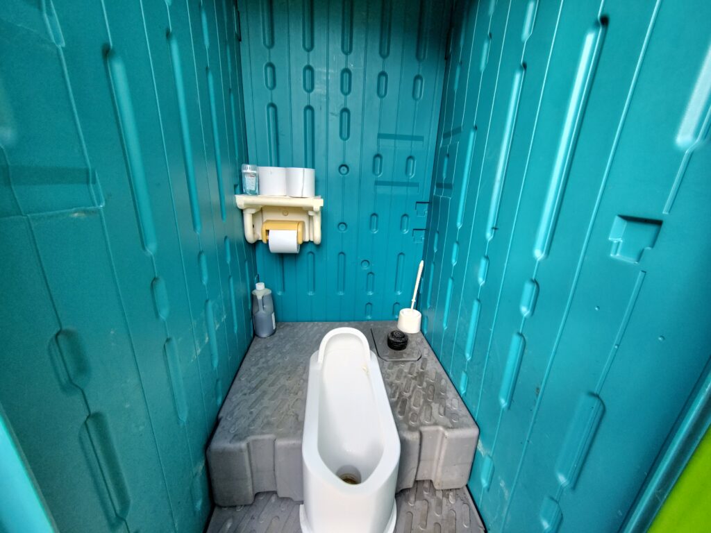 沼平ゲート駐車場の仮設トイレ内
