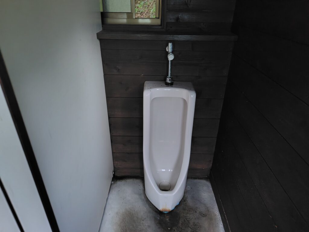 鳥倉登山口駐車場のトイレ内部(男性用小便器)