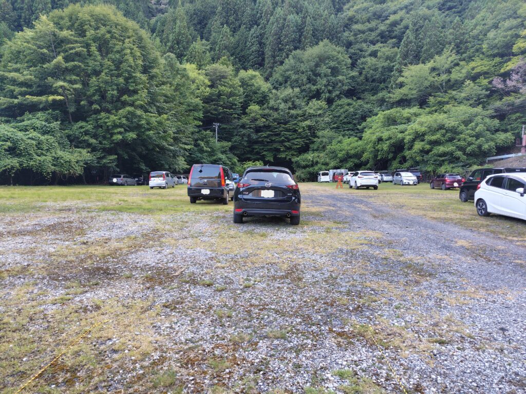 畑薙ダム夏季臨時駐車場 奥がトイレ