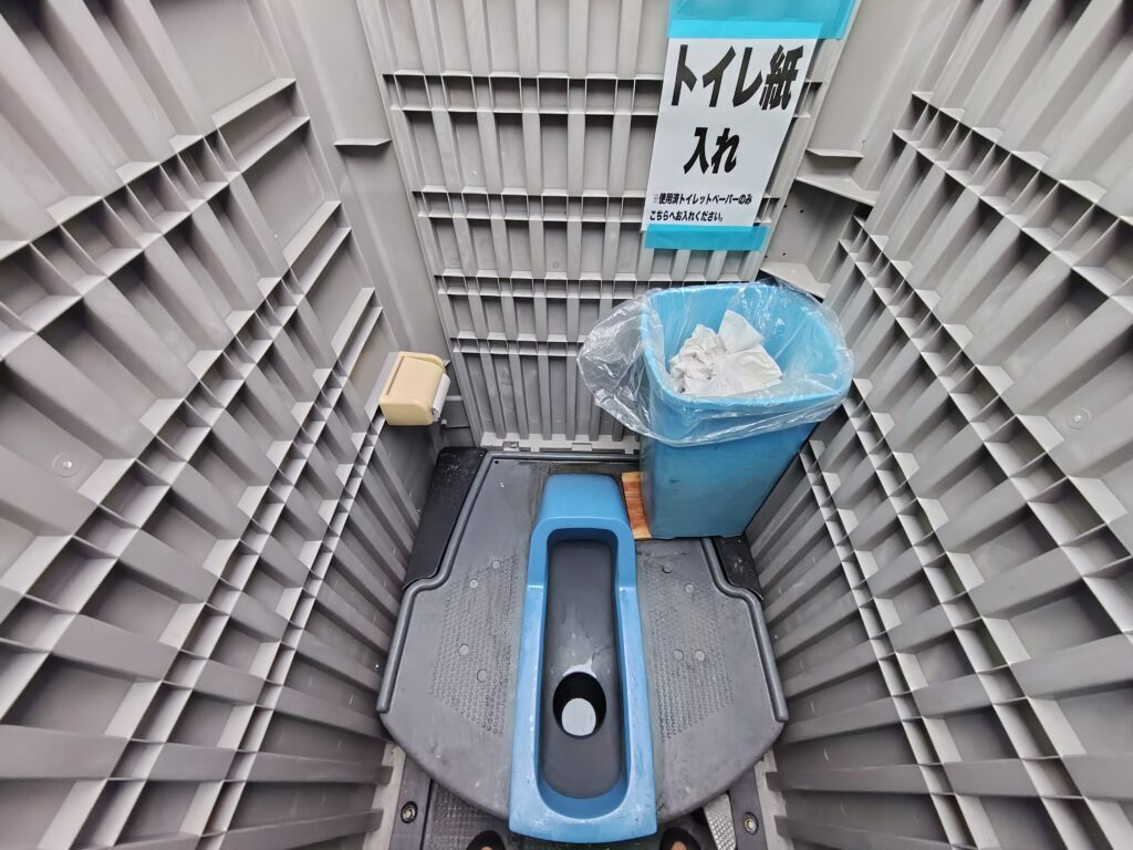 畑薙ダム夏季臨時駐車場の仮設トイレ内