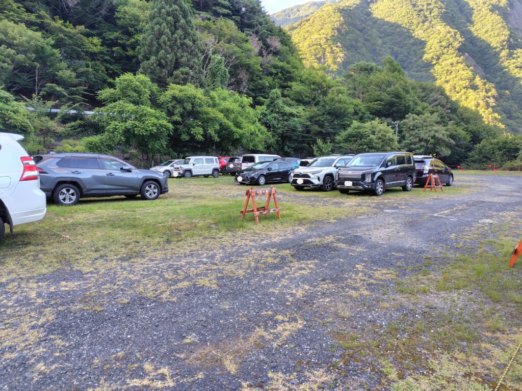 畑薙ダム夏季臨時駐車場 出入口付近