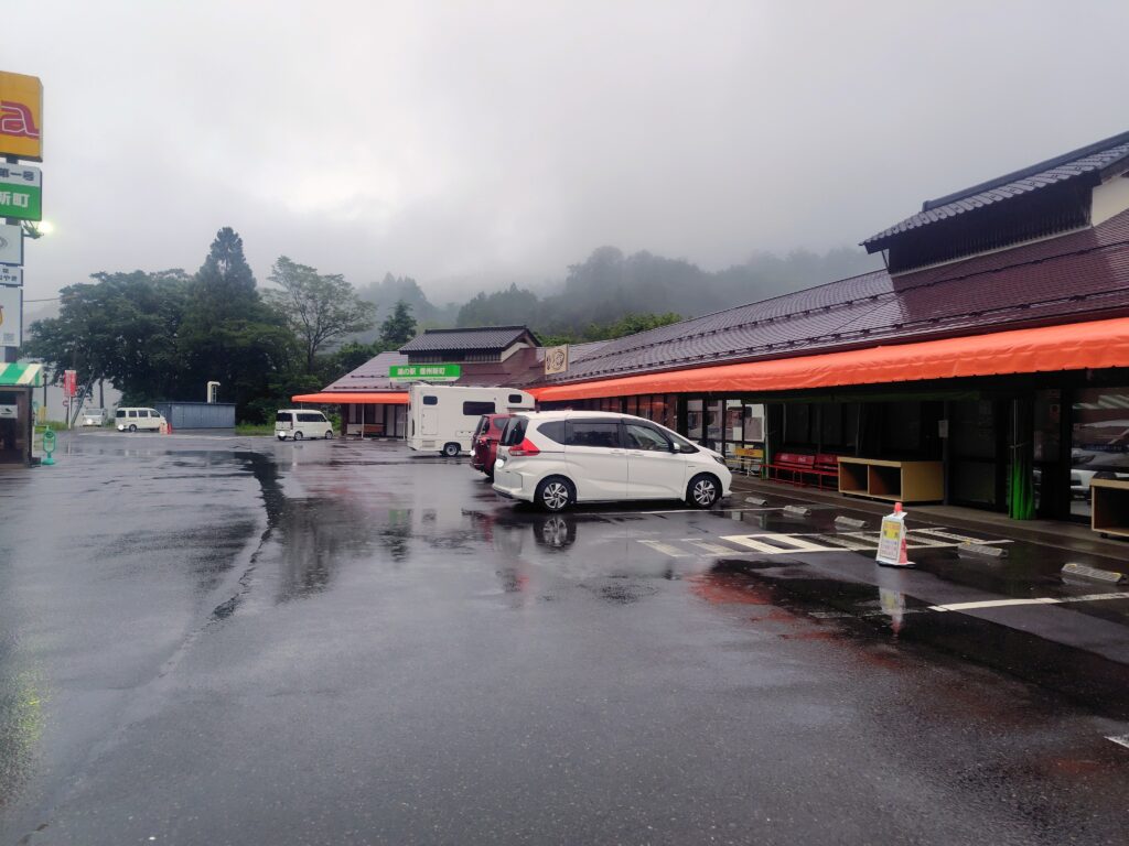 道の駅 信州新町の駐車場（建物寄り）