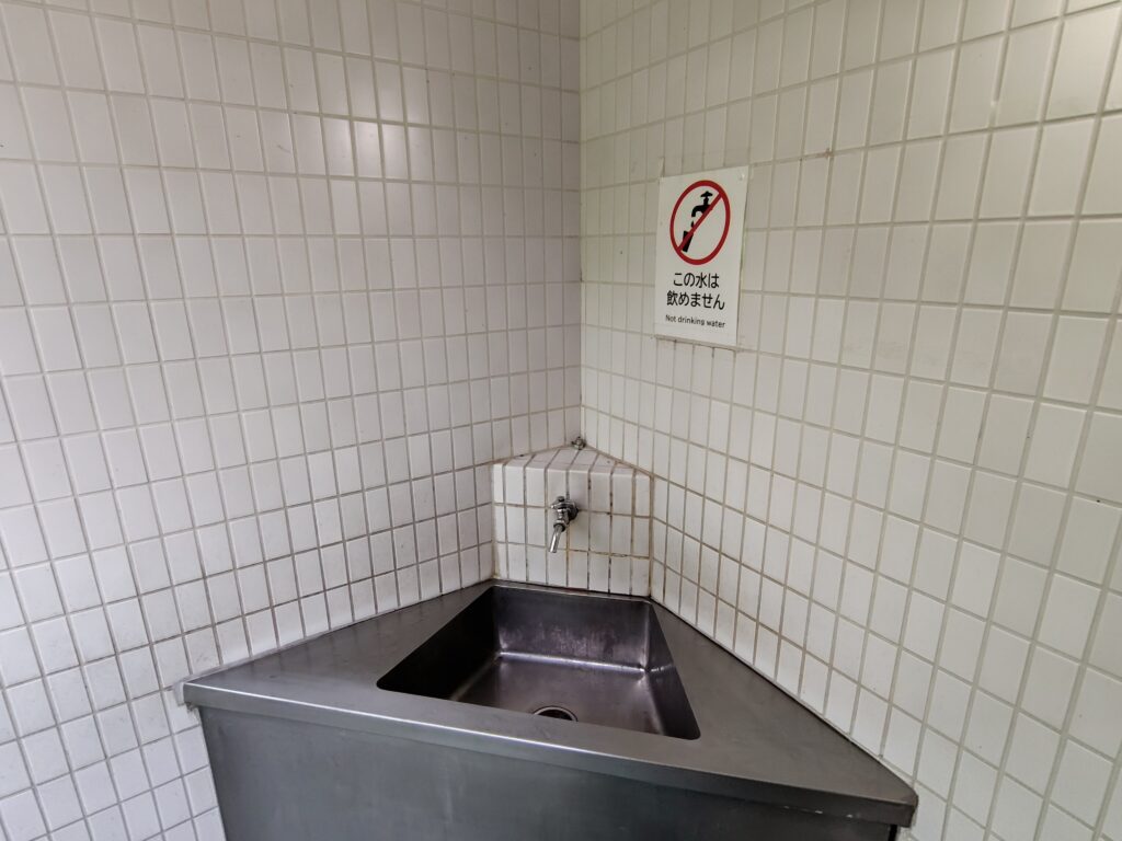 称名平駐車場のトイレ内の手洗い場