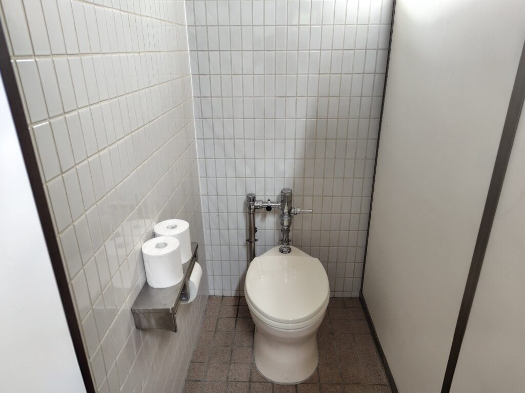 称名平駐車場のトイレ個室