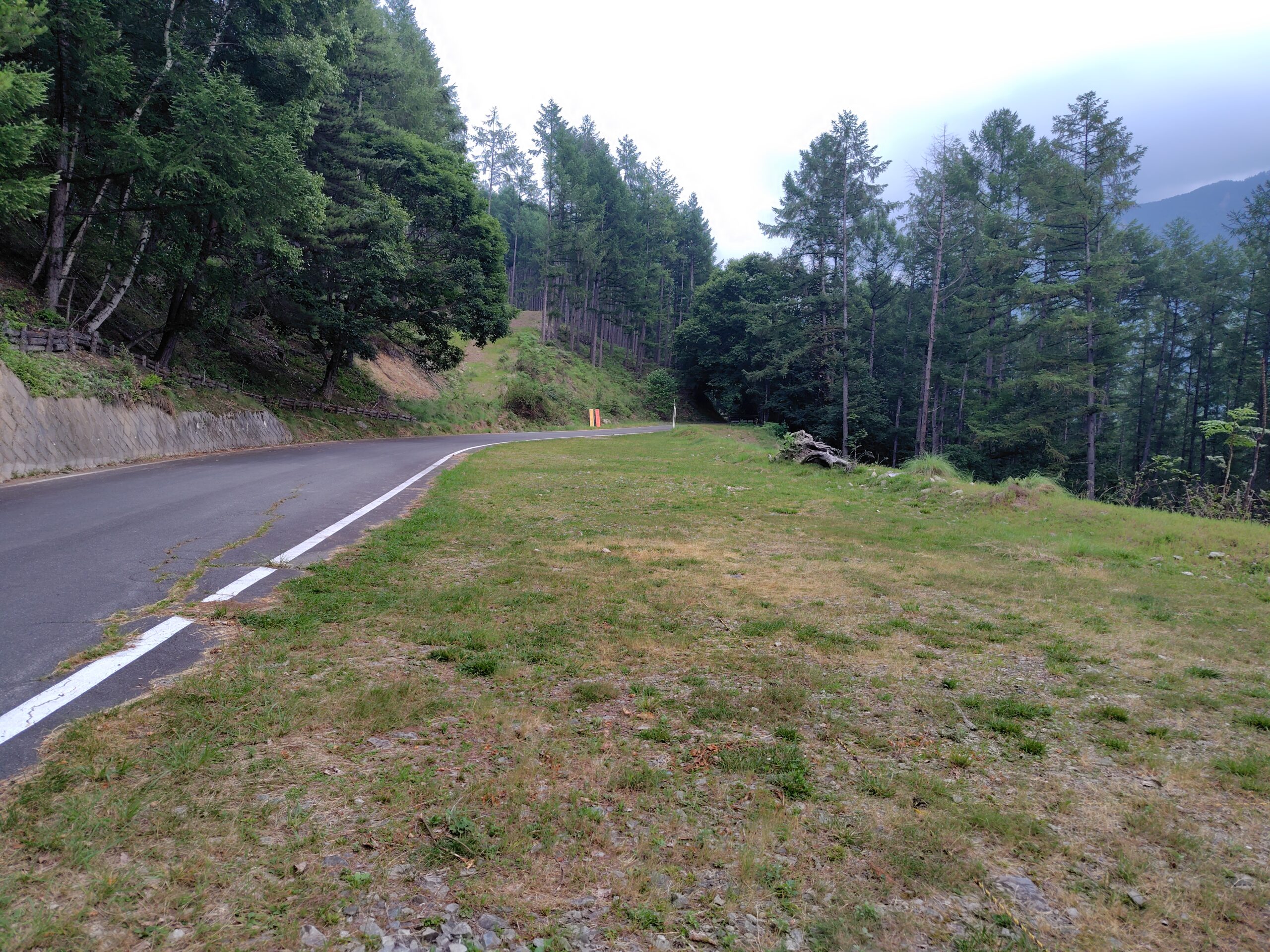 鳥倉登山口駐車場の第2駐車場と登山口へ続く舗装された林道