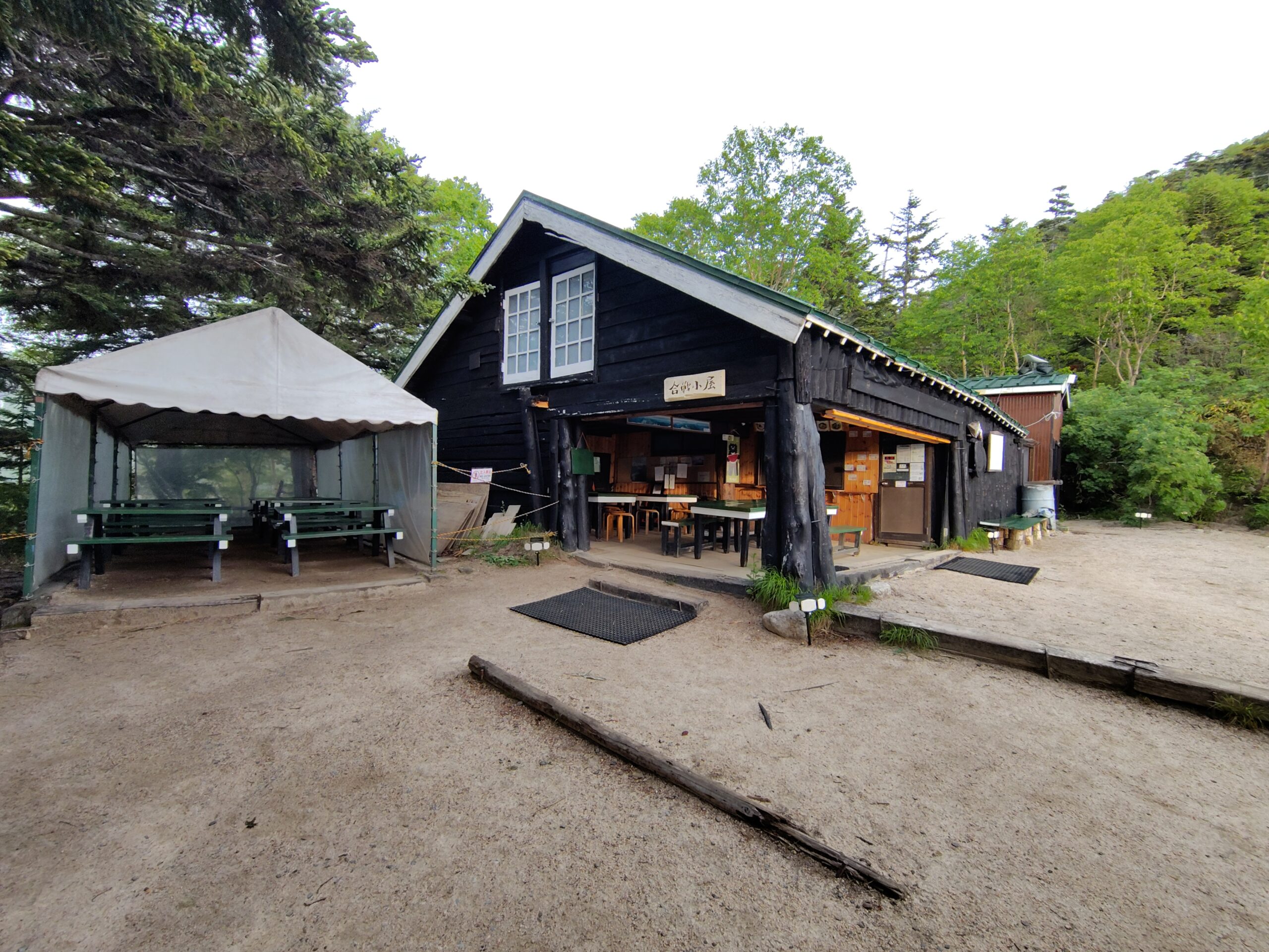 合戦尾根の休憩スポット・合戦小屋