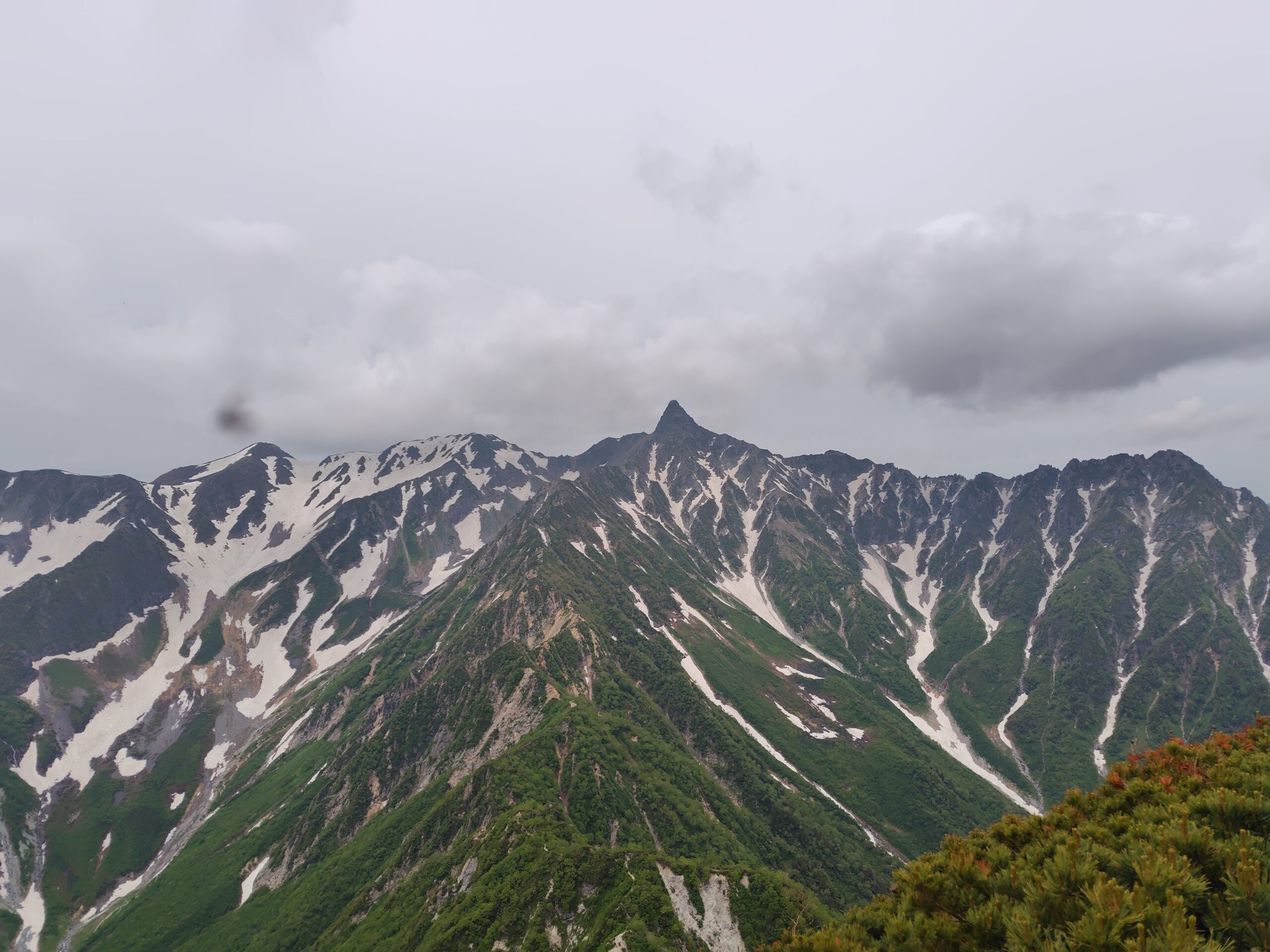 西岳山頂から望む槍ヶ岳