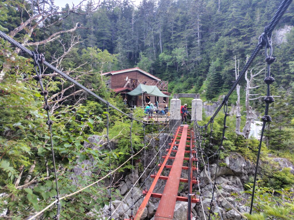 黒部川沿いに立つ薬師沢小屋