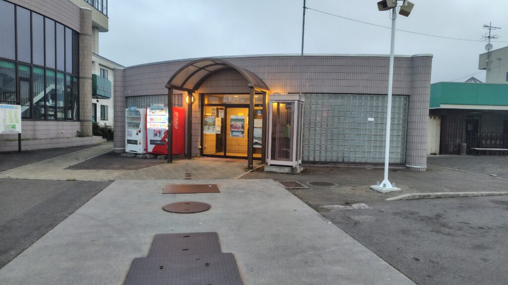 道の駅 つど〜る・プラザ・さわらのトイレ外観