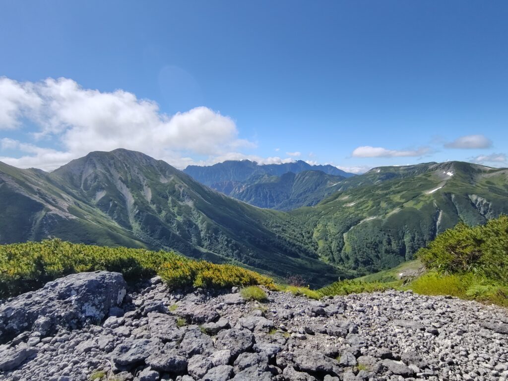 祖父岳山頂から望む鷲羽岳
