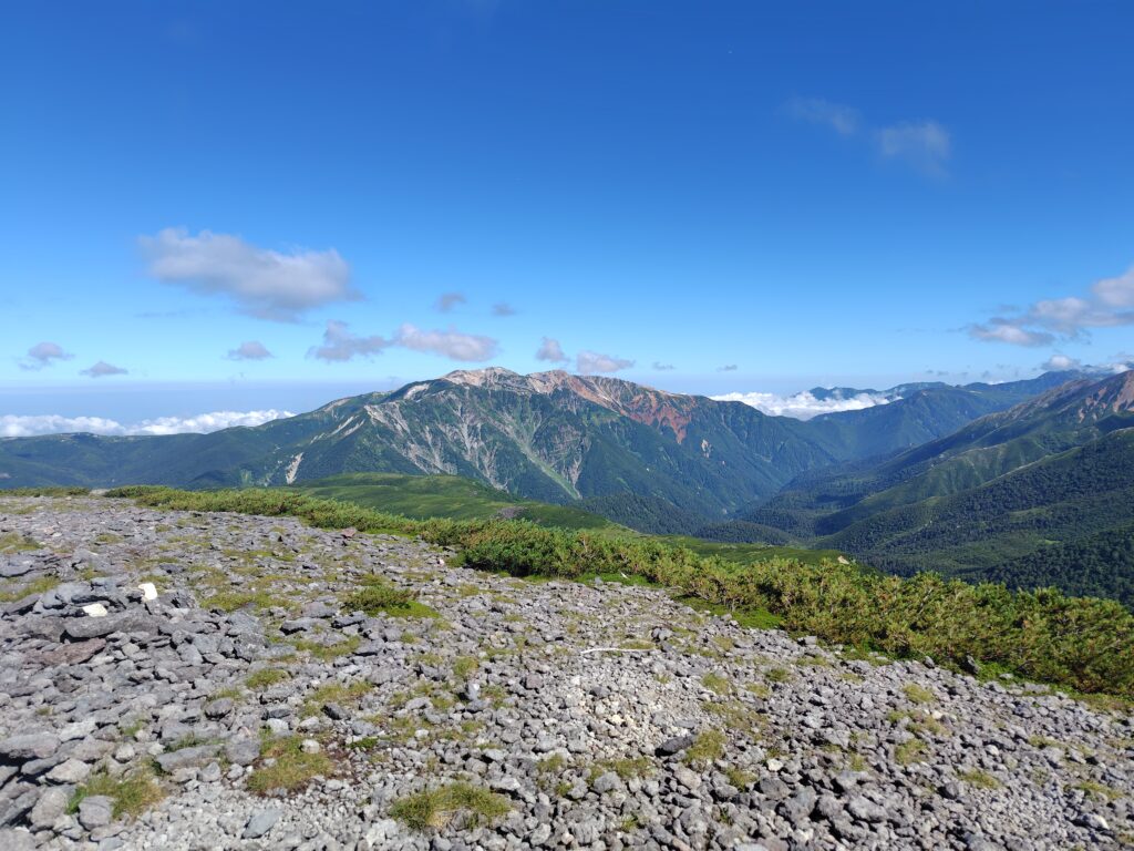 祖父岳山頂から望む薬師岳