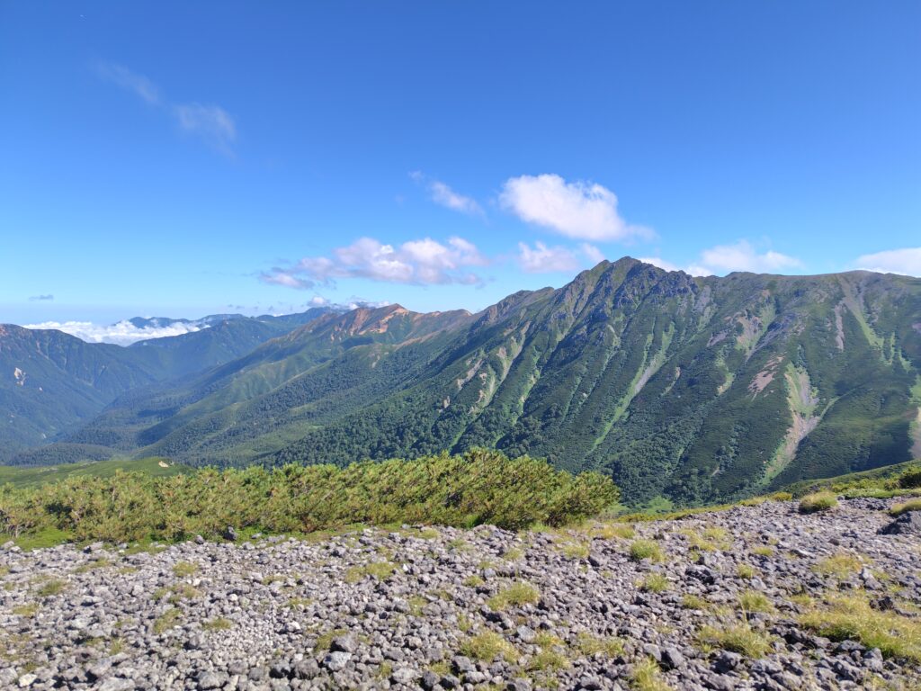 祖父岳山頂から望む水晶岳