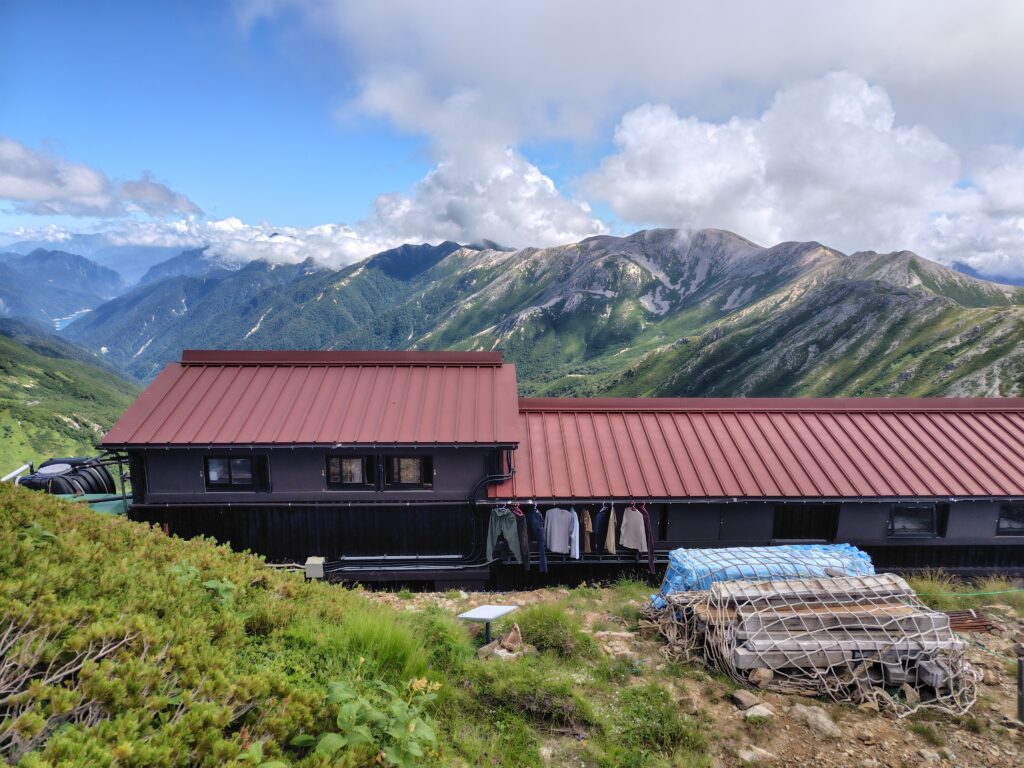 稜線上に立つ水晶小屋