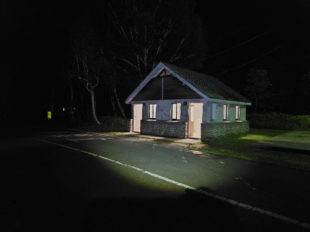 夜間も常時点灯している折立駐車場のトイレ