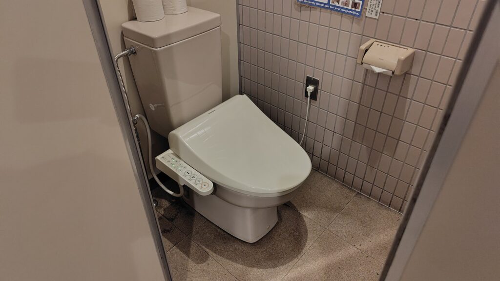 道の駅 つど〜る・プラザ・さわらのトイレ個室（ウォッシュレット対応）
