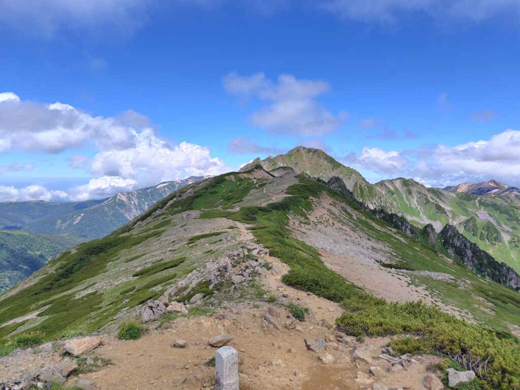 水晶小屋付近から望む水晶岳