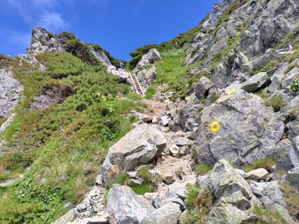 水晶岳の山頂直下に続く岩場の登り