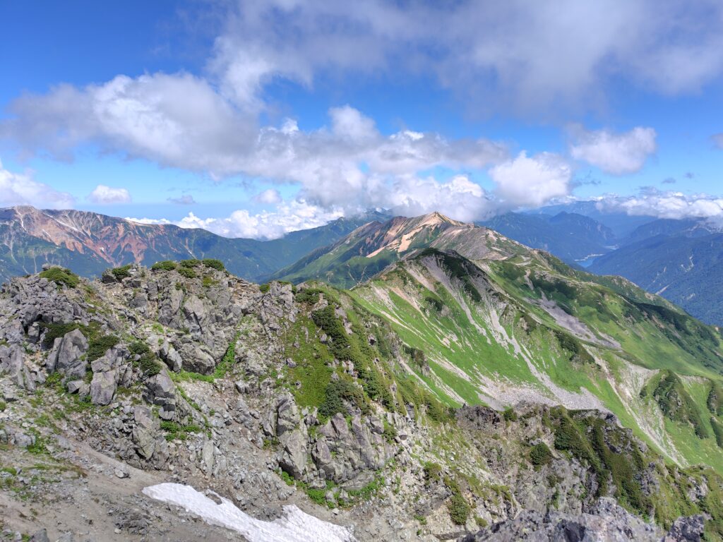 水晶岳山頂から望む赤牛岳方面