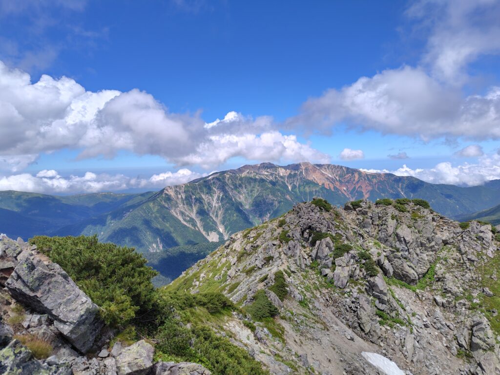 水晶岳山頂から望む薬師岳