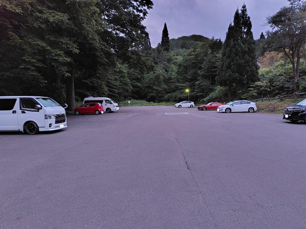 道の駅 やたて峠の奥まった場所にある広い駐車場
