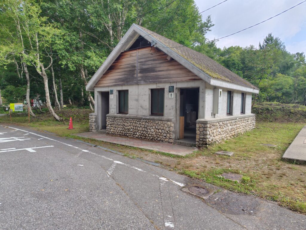 折立駐車場のトイレ外観