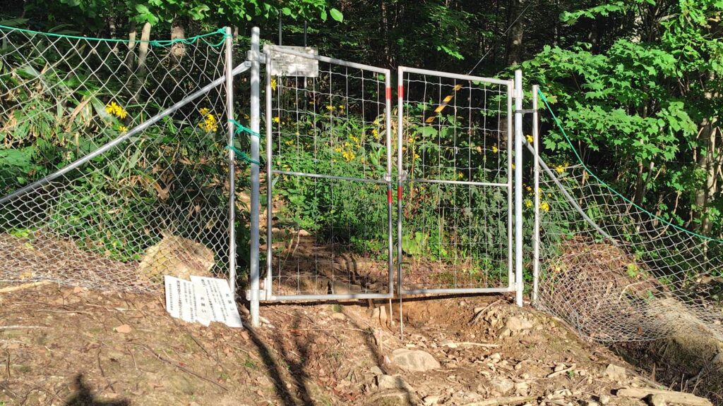 登山口にあるシカ侵入防止のゲート