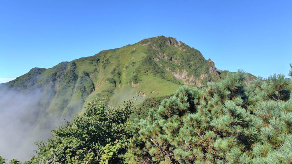 雲峰山でようやく姿を見せた芦別岳